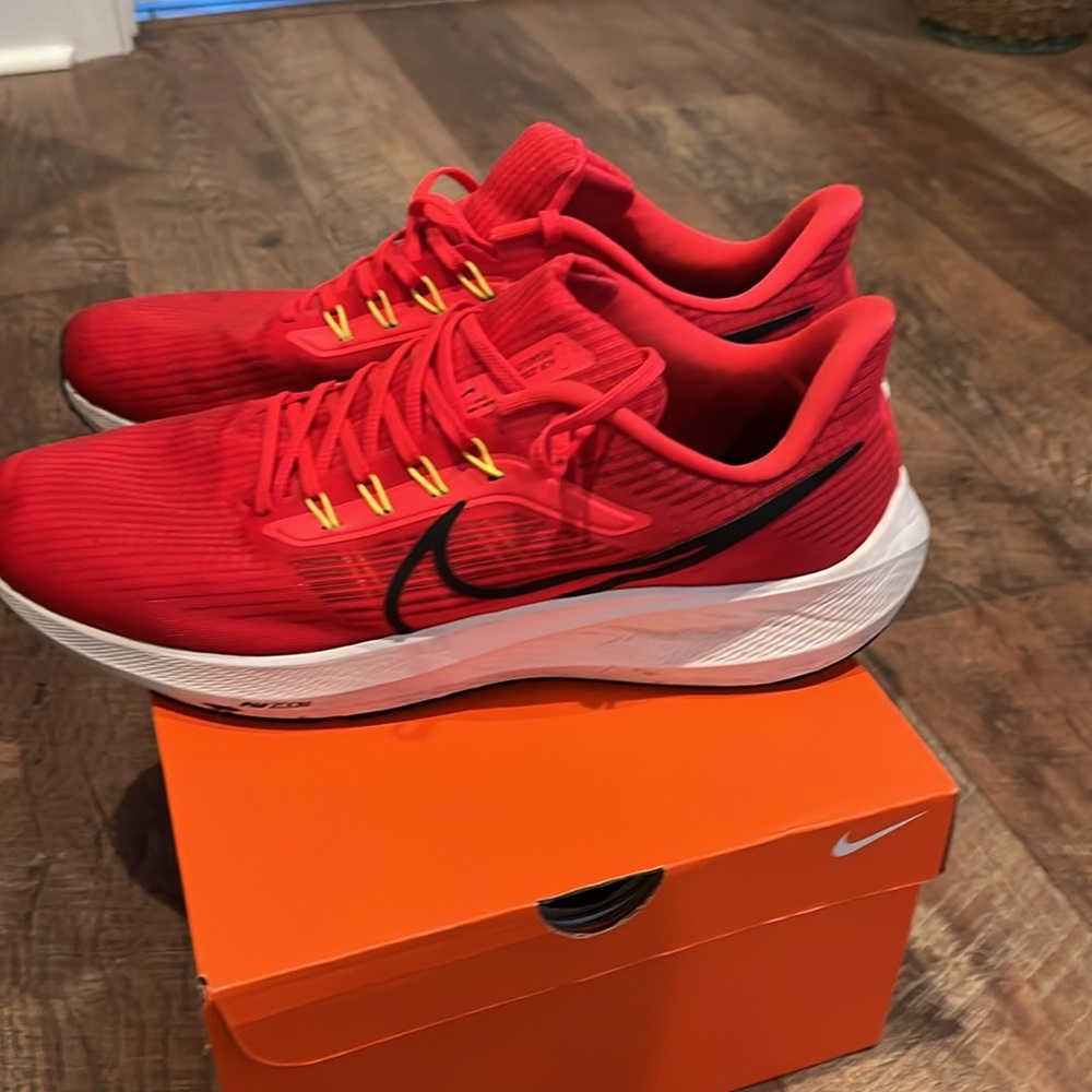 MENS NIKE RED PEGASUS SNEAKER - Picture 5 of 6